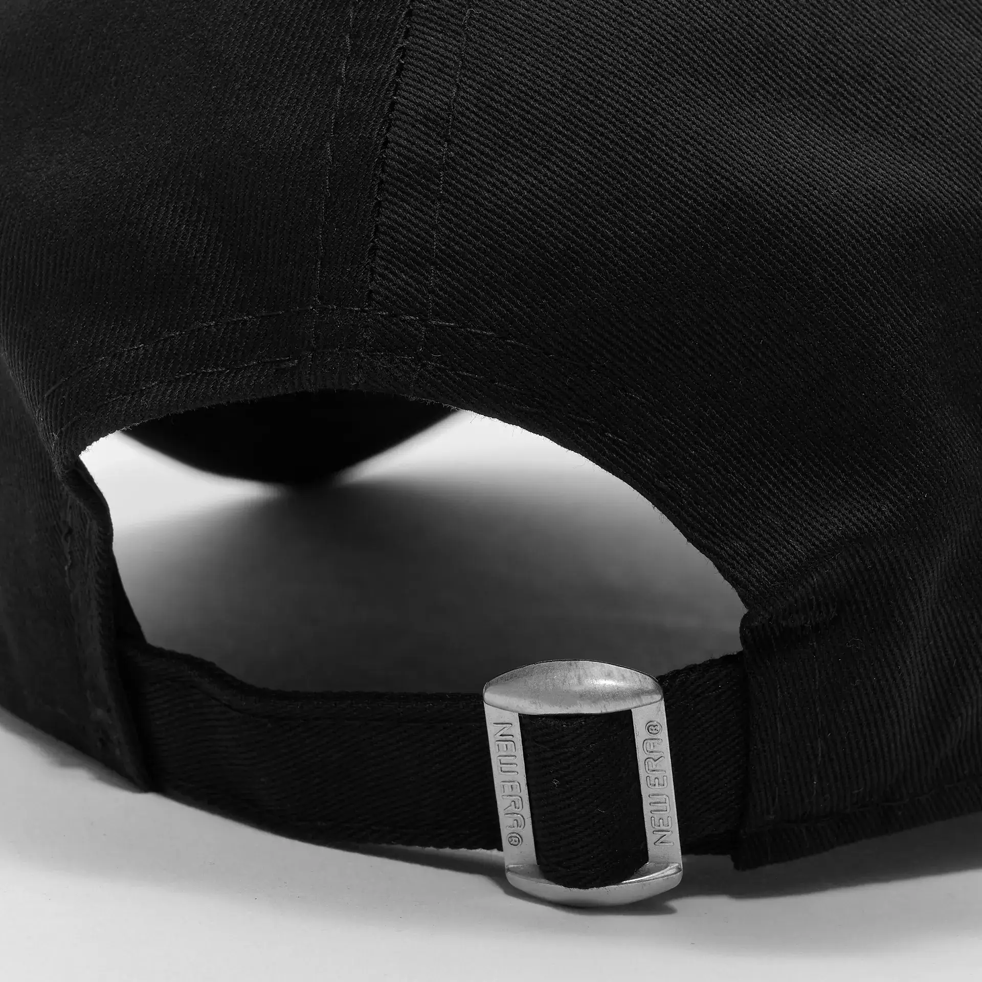 New Era NBA Chicago Bulls Neon Outline 9Forty Strapback Cap Black/Red